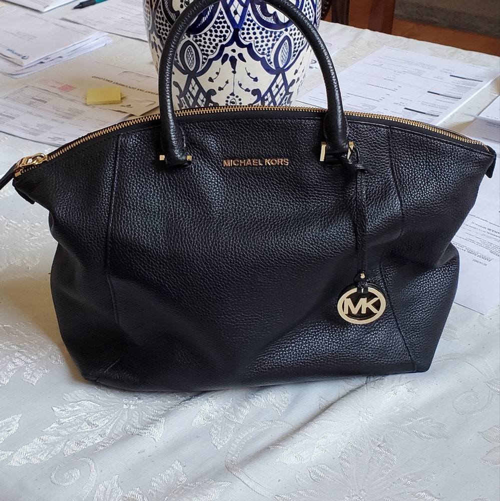 Michael Kor black leather purse